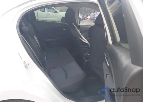 2019 Toyota Yaris Le z USA, uszkodzony, nr VIN 3MYDLBYV9KY520812